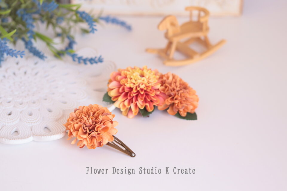 オレンジのマムのパッチンクリップ 卒業式 入学式 結婚式 発表会