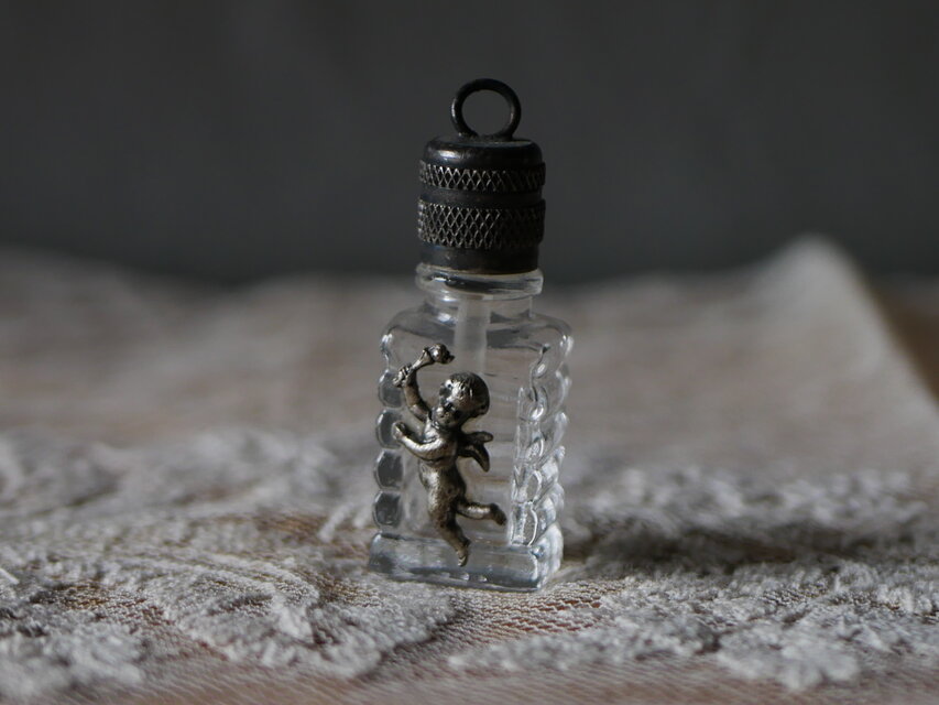 天使の小さな香水瓶 ペンダントトップ 気付け薬 フランスアンティーク