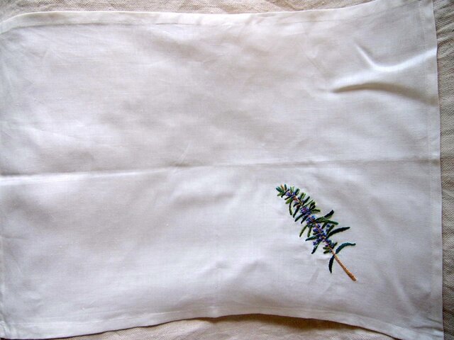 ハーブ（ローズマリー）を刺繍したリネンのマルチクロス | iichi 日々