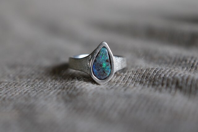 雫型ボルダーオパールのシルバーリング | iichi 日々の暮らしを