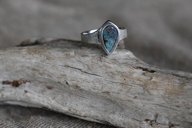 雫型ボルダーオパールのシルバーリング | iichi 日々の暮らしを