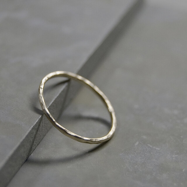 つや消し槌目 K18YGイエローゴールドプレーンリング 1.2mm幅 マット