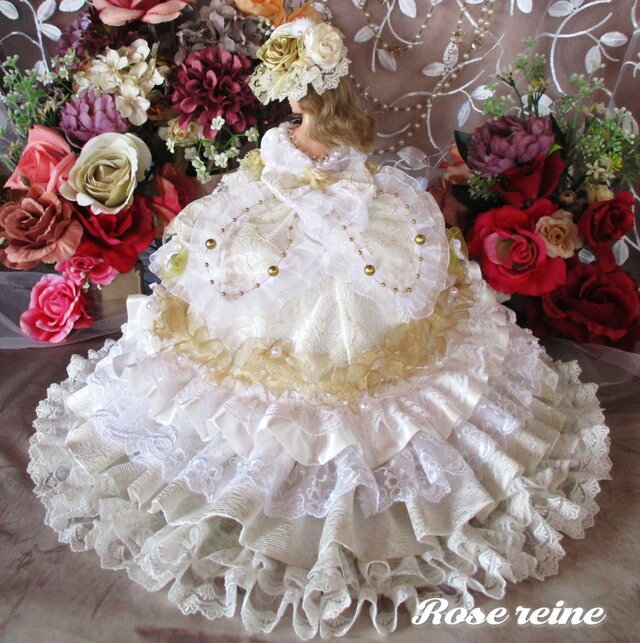 白金のアンネローゼ王妃 可憐でシックなロマンティックホワイトの