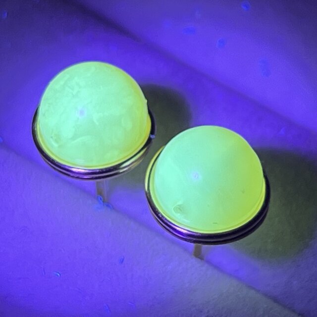 ハニーアンバー （蜜蝋アンバー） 1粒ピアス 14kgf ロシア産 琥珀