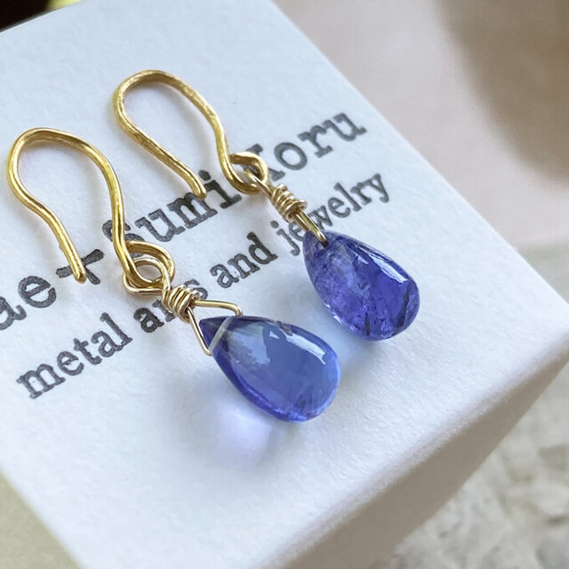 K24◇天然タンザナイト・フックピアス | iichi 日々の暮らしを心地よく