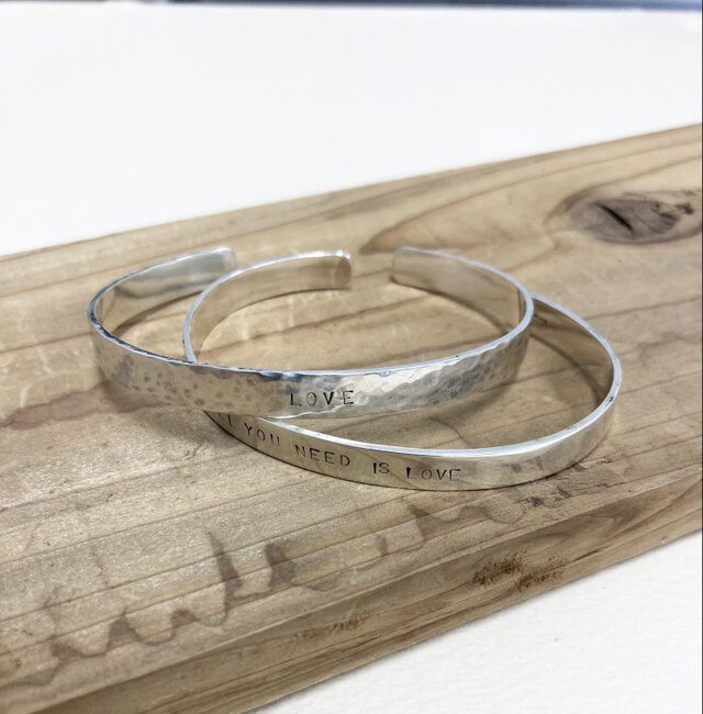 セール価格☆2点ペアセット❤️刻印シンプルバングルブレス（シルバー