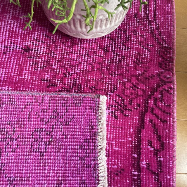 トルコヴィンテージラグ ビビットピンク オーバーダイ 118×58 模様