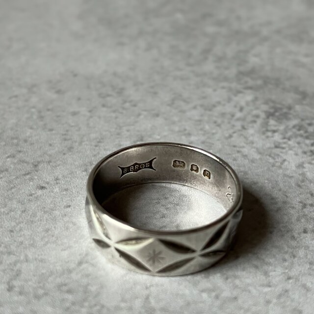 ヴィンテージ 「星型が彫刻された」シルバーリング | iichi 日々の