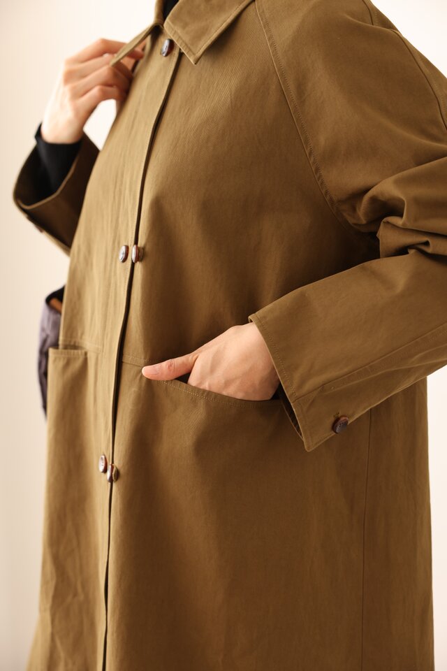 秋の着こなしの主役になるコート ミドル丈コート 褐色 240928-1