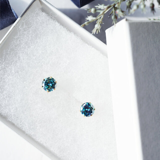 大粒モアサナイトの6mmスタッドピアス・サージカルステンレス ～ブルー