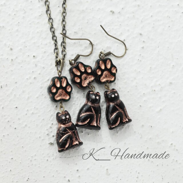 チェコガラスビーズ 黒猫と肉球のエレガントイヤリング | iichi 日々の