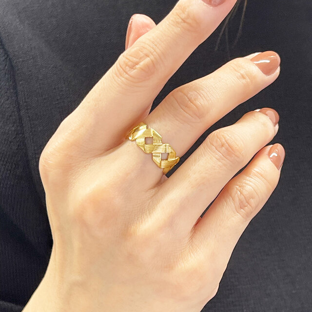 付けっぱなしOK！ ツイスト編み込みデザイン サージカルステンレス