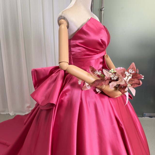 カラードレス ビビッドピンク 光沢サテン 編み上げ ベアトップ 豪華な