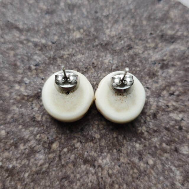 鹿の角 フォシルコーラルのピアス | iichi 日々の暮らしを心地よくする