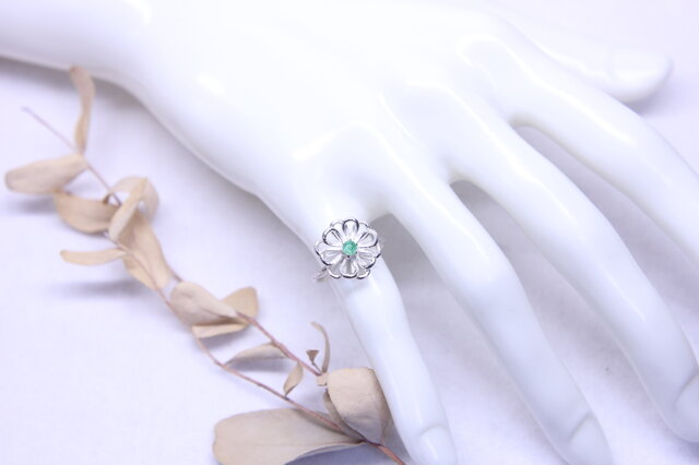 溶融ガラスを留めたフラワーデザインリング 9号 SV925 [A019] | iichi