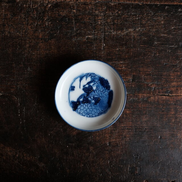 白で素敵◇草花の絵付け。時代 白磁陽刻染付小皿 骨董・antiques 古