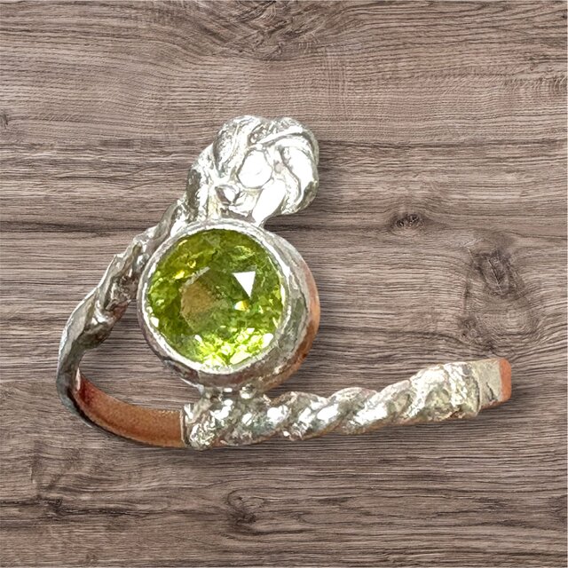 スフェーンのリング | iichi 日々の暮らしを心地よくするハンドメイド