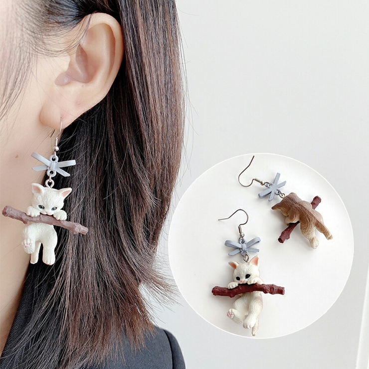 小枝ぶらさがり猫ピアス かわいい 個性的[品番：XL000003384]｜SLENDER