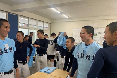 センバツ2024 甲子園用ユニホーム新調 近江ブルー、選手ら闘志燃やす