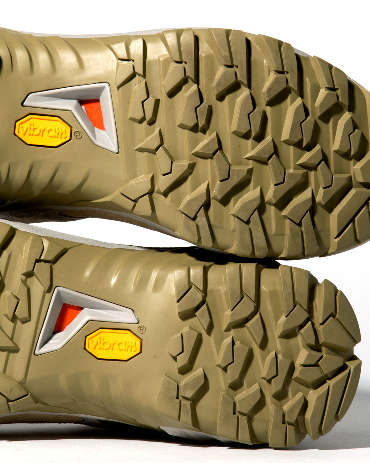 レザーシューズのように楽しめるGORE-TEX®シューズ。hobo × MAMMUTの