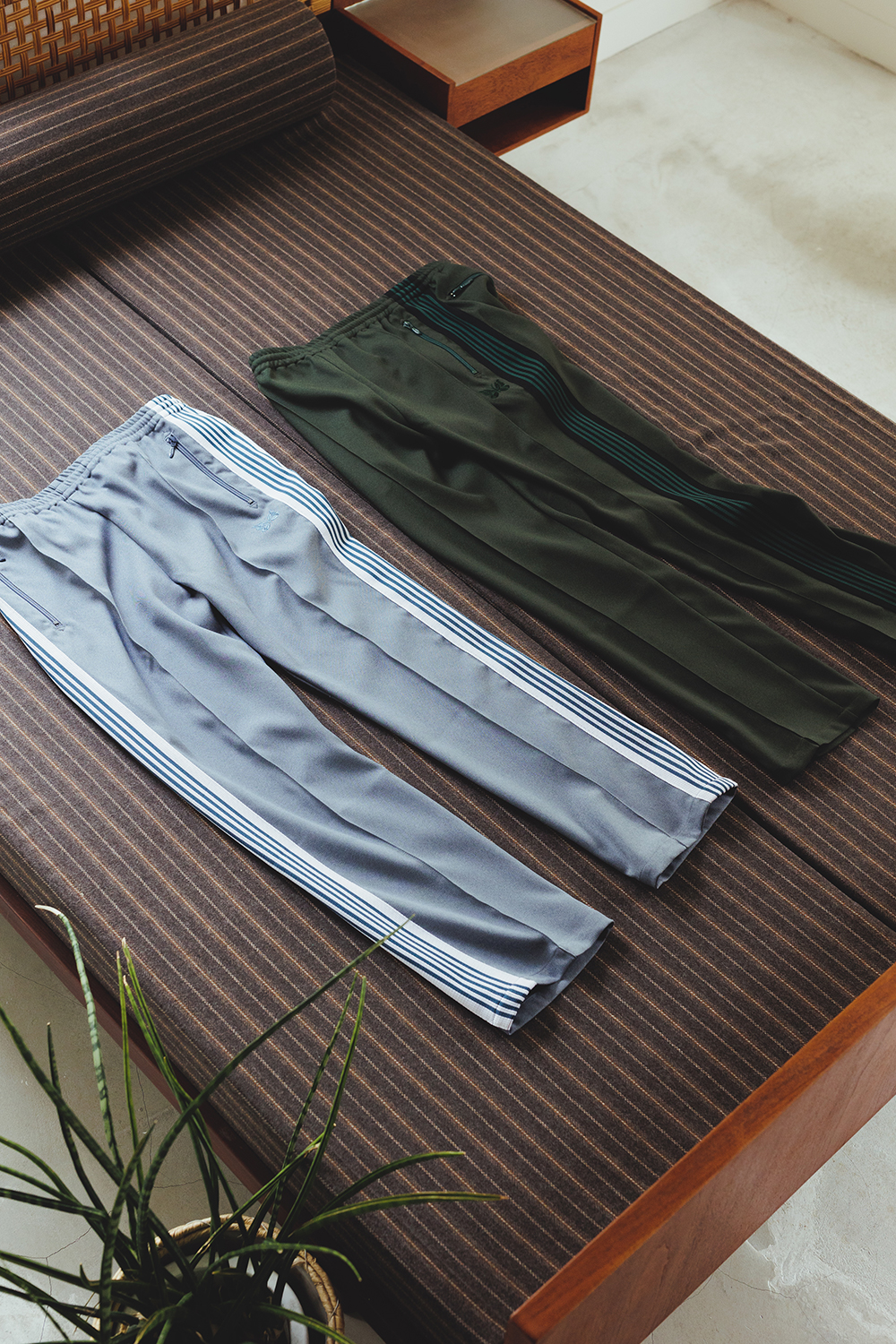 オンラインでは即完売。NEEDLES for WILD LIFE TAILORのトラックパンツ