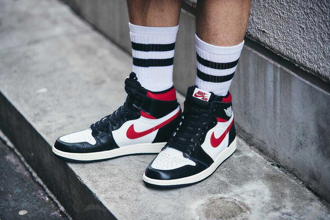 ナイキ エアジョーダン1 レトロ ハイ OG ブラック/ホワイト/ジムレッド