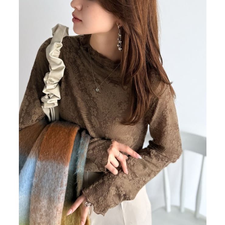 透け感で魅せる、秋の上品レイヤード。プチハイネック花柄レースメロウ