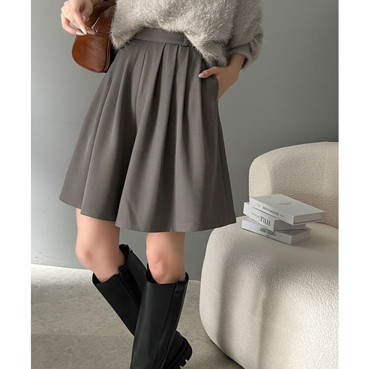 トレンドライクなシルエット。ボリュームフロントタックキュロット