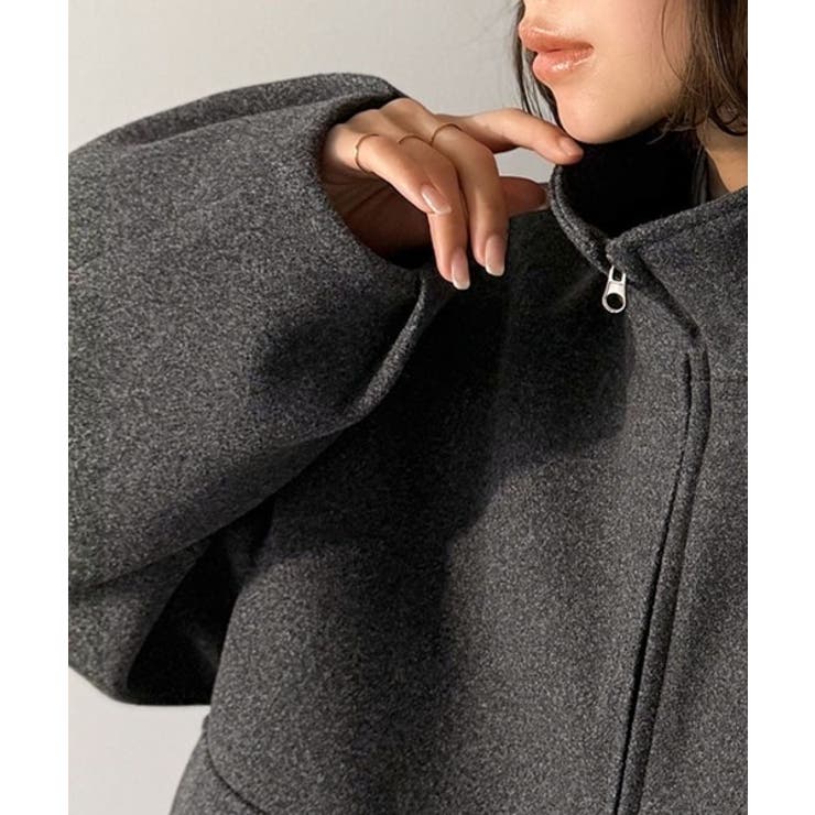 シンプルなのに映える、冬の主役アウター。ショート丈ダブルZIP