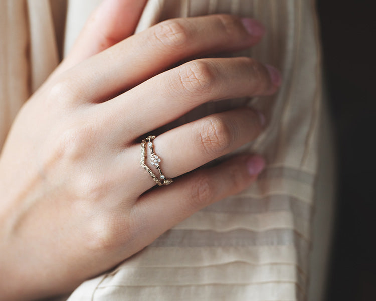 身に纏う、「花」と「リボン」の洗練されたジュエリー – AbHeri 公式