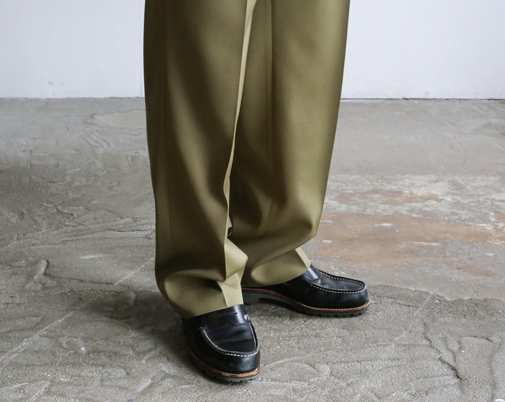 AURALEE LIGHT WOOL MAX GABARDINE TWO-TUCK SLACKS – Chum!