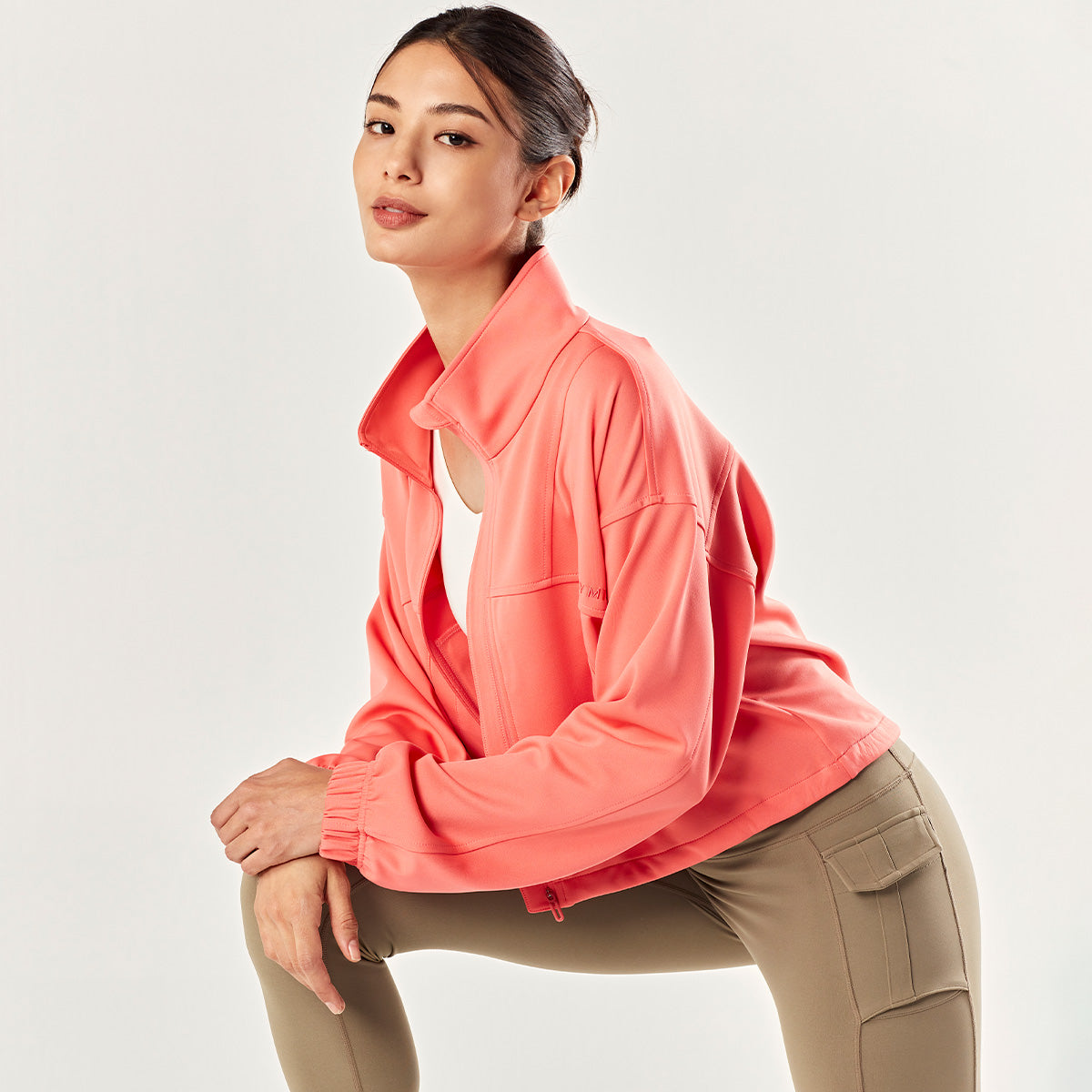 XTFJK01J1 ソフトクッション クロップド丈 ハイネック ジップアップ