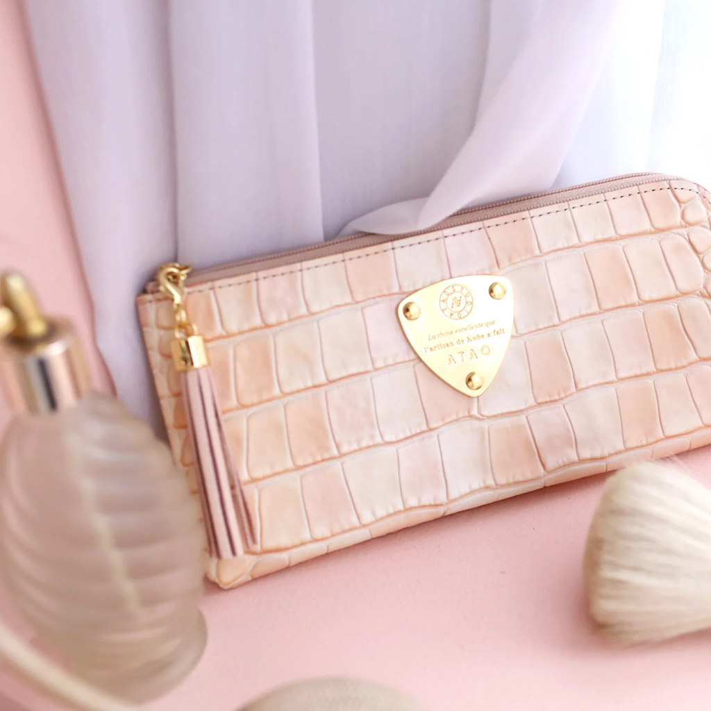 ピンクベージュの財布の魅力に迫る！風水の意味も解説 – ATAO LAND+(