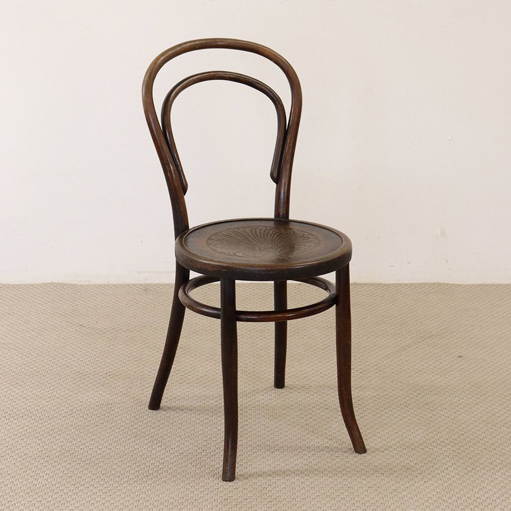 座面のエンボス模様も素敵♪ ベントウッドチェア VC110-099001