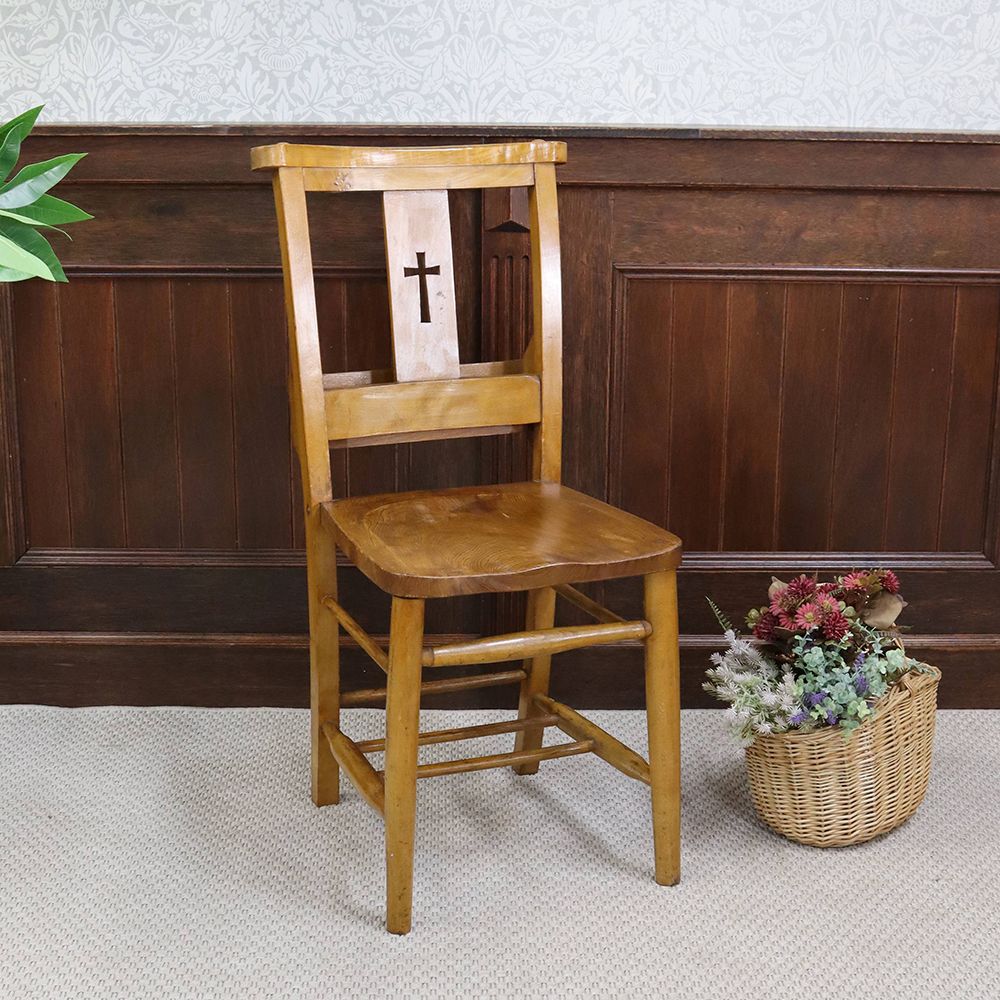 背もたれのクロスが印象的♪ チャーチチェア VC109-097 – アンティーク