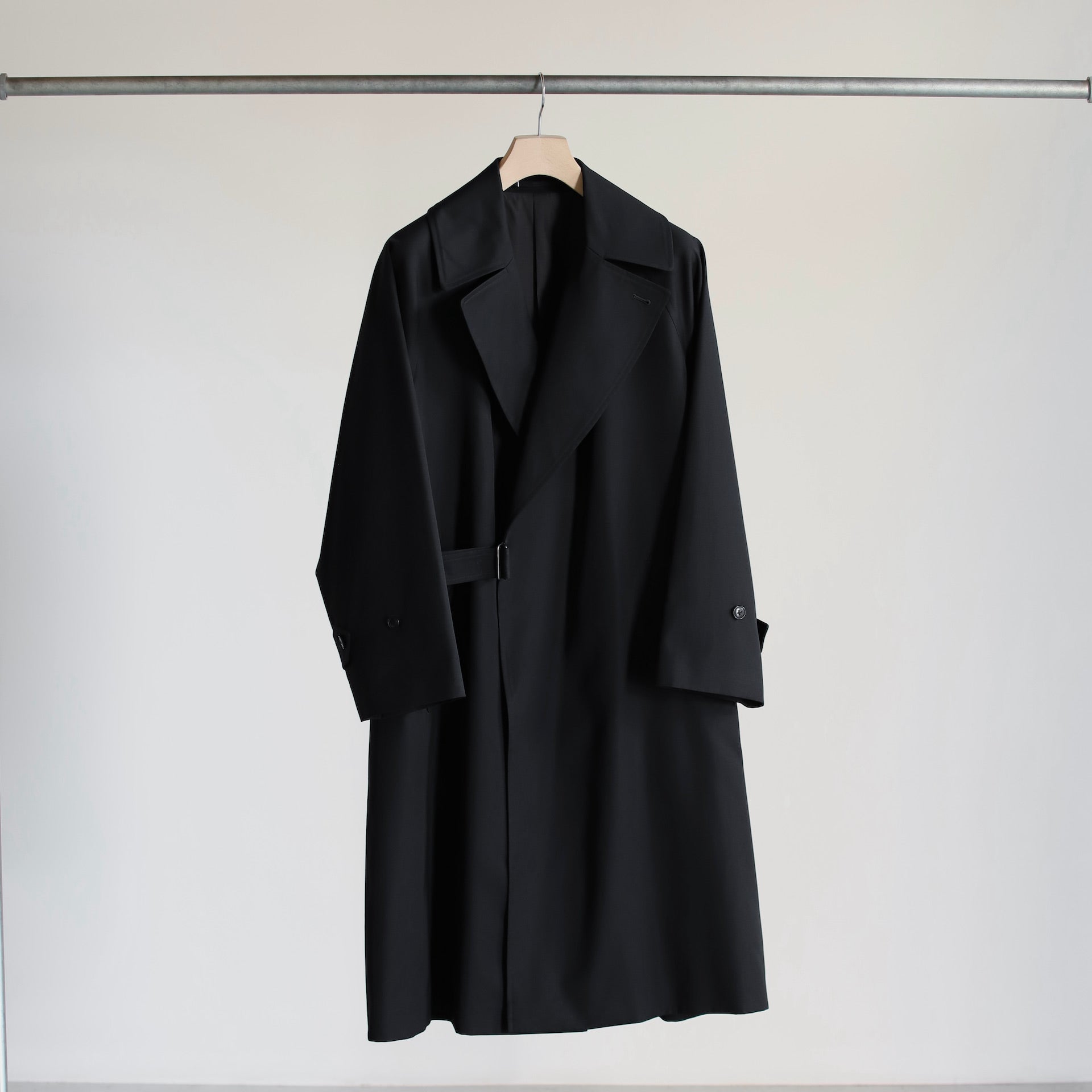 COMOLI “ブラック”タイロッケンコート – CASANOVA&CO