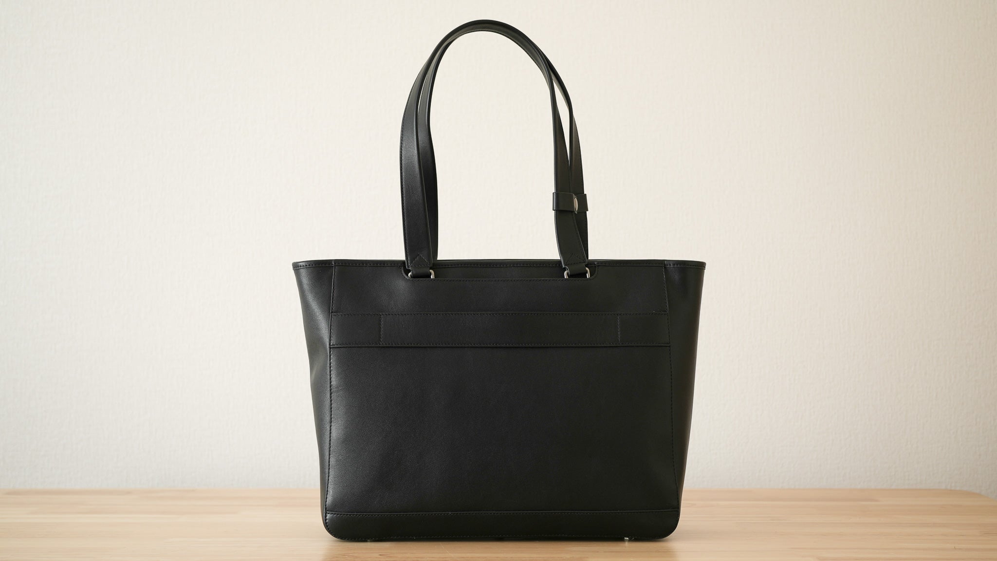 大容量で他ポケットの上品なトートバッグ「ととのうトートレザー」レビュー