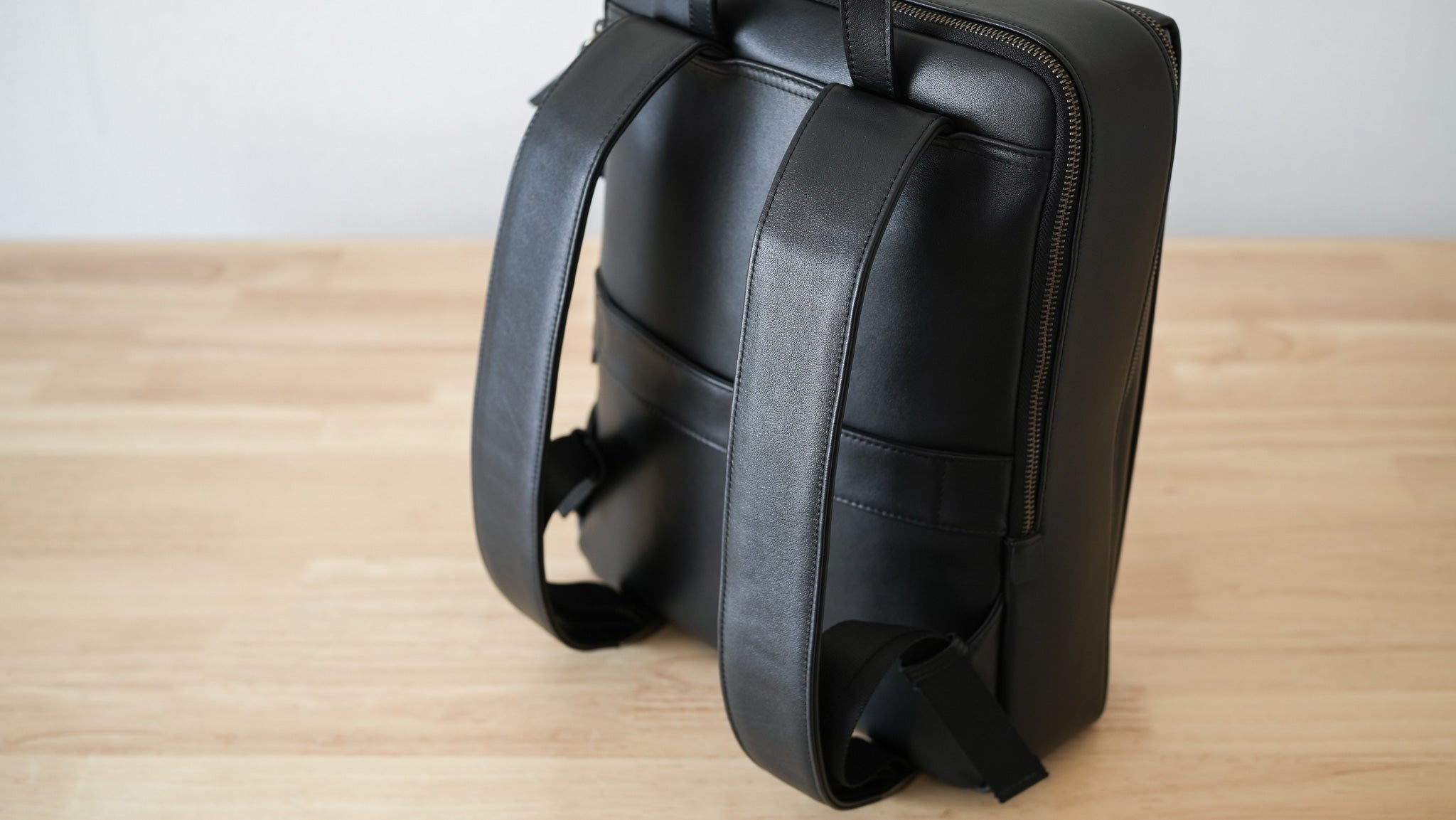 高い機能性と上品さを兼ね備えた「マルチビジネスリュックレザーMini