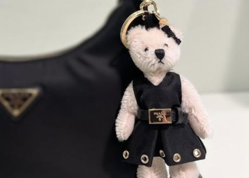 PRADA(プラダ)の『ベアバッグチャーム』に熱視線!〈韓国アイドルも愛用