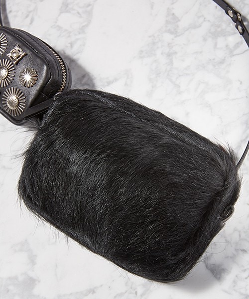 TOGA PULLA（トーガ プルラ）の「TOGA PULLA メタルファーポシェット