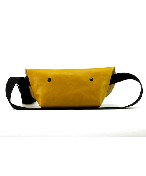Uni&co.（ユニアンドコー）の「MESSENGER BAG (XS)/BROWNY YELLOW