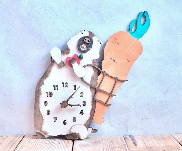 マーモットが絵本から飛び出してしまった時計 木製 掛け時計 シベリア