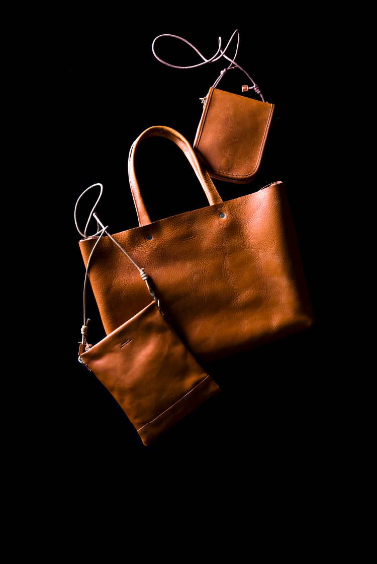 スロウ〉の別注レザーバッグ | BEAMSの百名品 | BEAMS BEST 100