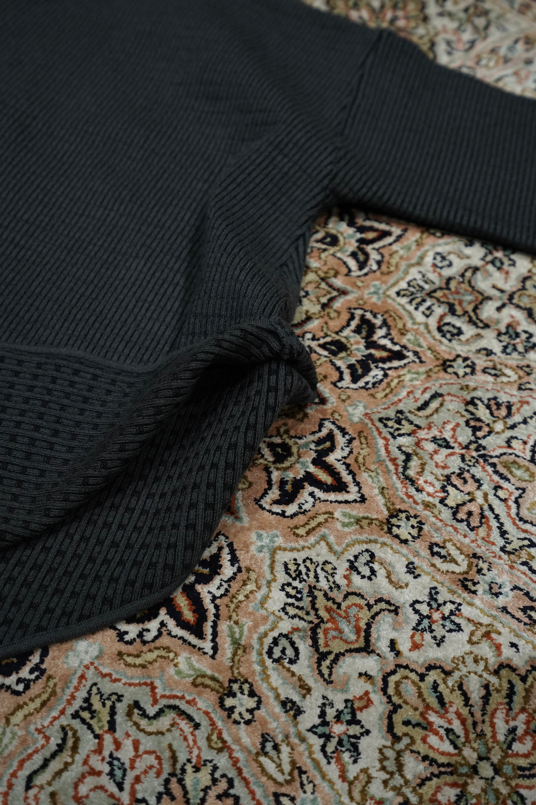 Omar Afridi(オマールアフリディ)25AWのSLANTED CREWNECK JUMPER(DK