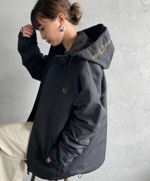 FRED PERRY/フレッドペリー] 別注 パデッド フード刺繍シェル