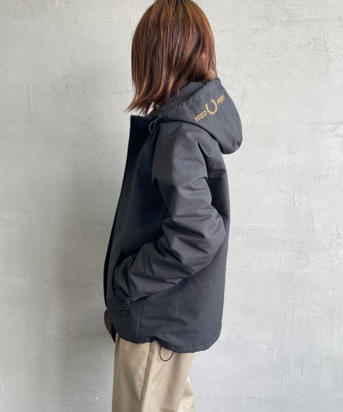 FRED PERRY/フレッドペリー] 別注 パデッド フード刺繍シェル