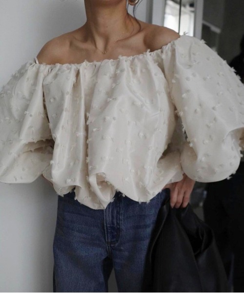 Ameri（アメリ）の「RIBBON LIKE BALLON SHORT TOP（シャツ/ブラウス