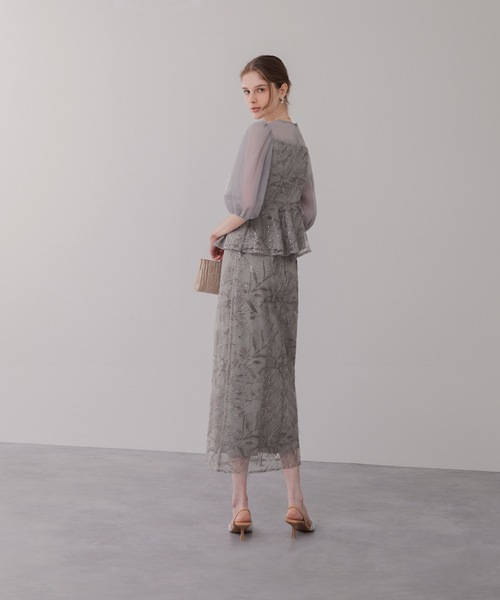 Leja（レジャ）の「【LEJA】シアーパフスリーブペプラムスパンコール花