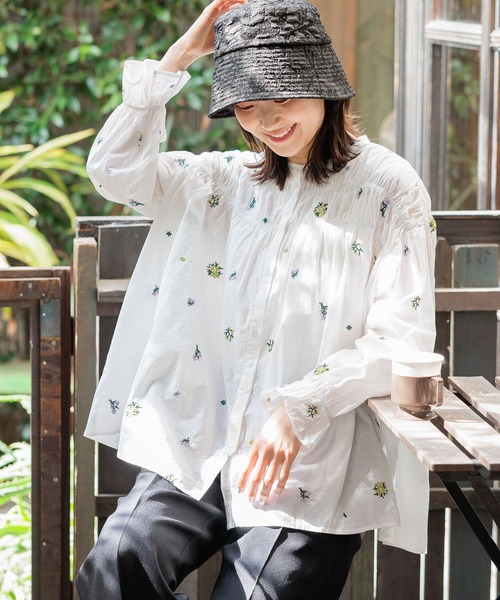 niko and（ニコアンド）の「フラワー刺繍シャーリングブラウス