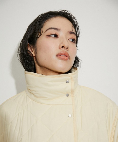 ADAM ET ROPE'（アダムエロペ）の「スタンドネックキルティングコート